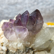 Load image into Gallery viewer, Amethyst on Quartz Specimen (Mogok, Myanmar) – 缅甸抹谷天然紫水晶共生石英矿物标本
