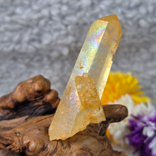 Load image into Gallery viewer, Iridescent Golden Healer Lemurian Seed (Colombia) – 哥伦比亚天然彩虹黄金疗愈师雷姆利亚种子水晶
