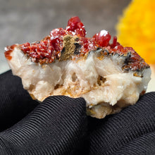 Load image into Gallery viewer, Vanadinite Mineral Specimen (Morocco) – 摩洛哥天然钒铅矿矿物标本

