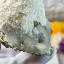 Load image into Gallery viewer, Green Apophyllite with Mesolite (India) – 印度绿色鱼眼石共生钠沸石矿标
