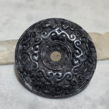 Load image into Gallery viewer, Black Wuji Jadeite Peace Buckle Pendant (Myanmar) – 缅甸乌鸡种翡翠平安扣吊坠
