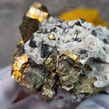 Load image into Gallery viewer, Chalcopyrite, Sphalerite &amp; Quartz Specimen – 黄铜矿闪锌矿共生石英矿物标本
