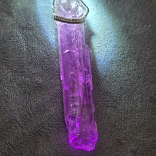 Load image into Gallery viewer, Raw Pink Kunzite Wire Wrapped Pendant (Mozambique) – 莫桑比克天然粉色锂辉石绕线吊坠
