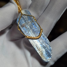Load image into Gallery viewer, Raw Kyanite with Rose Gold Wire Wrapped Pendant – 玫瑰金绕线天然蓝晶石原石吊坠
