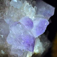 Load image into Gallery viewer, Amethyst on Quartz Cluster Display (Jackson's Crossroads, Wilkes County, Georgia, USA) – 美国乔治亚州威尔克斯县 Jackson's Crossroads 紫水晶共生石英天然矿物摆件
