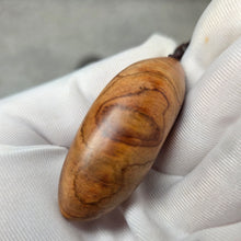 Load image into Gallery viewer, Rosewood Polished Pendant with Necklace – 花梨木抛光吊坠项链
