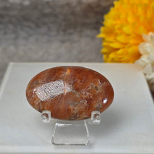 Load image into Gallery viewer, Strawberry Sunstone Palm Stone (Tanzania) – 坦桑尼亚草莓太阳石掌心石
