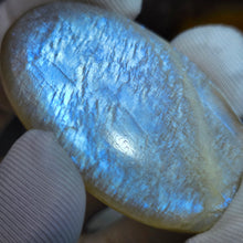 Load image into Gallery viewer, Rainbow Moonstone Palm Stone (Tanzania) – 坦桑尼亚彩虹月光石掌心石
