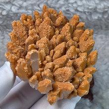 Load image into Gallery viewer, Clear Dogtooth Calcite with Brown Calcite (Secondary Growth) Specimen – 透明犬牙方解石伴褐色次生方解石标本
