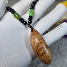 Load image into Gallery viewer, Rosewood Polished Pendant with Necklace – 花梨木抛光吊坠项链
