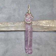 Load image into Gallery viewer, Raw Pink Kunzite Wire Wrapped Pendant (Mozambique) – 莫桑比克天然粉色锂辉石绕线吊坠
