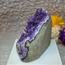 Load image into Gallery viewer, Amethyst Slab Display (Uruguay) – 乌拉圭紫水晶切片摆件
