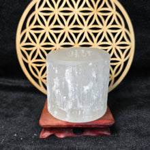 Load image into Gallery viewer, Raw Selenite Round Candle Holder Display (8cm) – 透石膏原矿圆形烛台摆件
