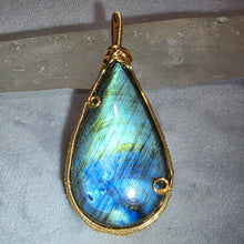 Load image into Gallery viewer, Labradorite Wire Wrapped Pendant – 拉长石绕线吊坠
