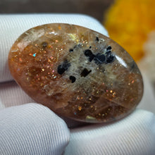 Load image into Gallery viewer, Strawberry Sunstone Palm Stone (Tanzania) – 坦桑尼亚草莓太阳石掌心石
