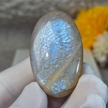 Load image into Gallery viewer, Rainbow Moonstone Palm Stone (Tanzania) – 坦桑尼亚彩虹月光石掌心石
