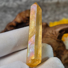 Load image into Gallery viewer, Iridescent Golden Healer Lemurian Seed (Colombia) – 哥伦比亚天然彩虹黄金疗愈师雷姆利亚种子水晶
