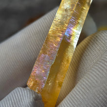 Load image into Gallery viewer, Iridescent Golden Healer Lemurian Seed (Colombia) – 哥伦比亚天然彩虹黄金疗愈师雷姆利亚种子水晶
