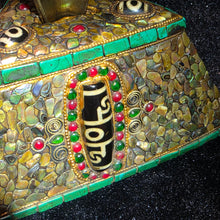 Load image into Gallery viewer, Tibetan Crossed Vajra (Dorje) with Medicine Buddha Display – 十字金刚杵药师佛摆件
