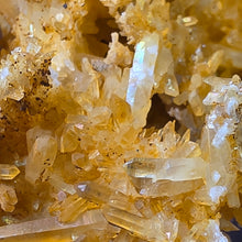 Load image into Gallery viewer, Golden Healer Quartz Cluster Display – 黄金治癒者水晶簇摆件
