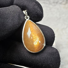 Load image into Gallery viewer, Golden Sunstone Pendant – 金太阳石吊坠
