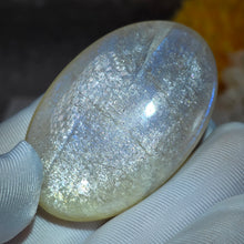 Load image into Gallery viewer, Rainbow Moonstone Palm Stone (Tanzania) – 坦桑尼亚彩虹月光石掌心石
