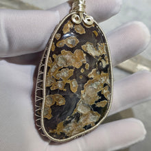 Load image into Gallery viewer, Amethyst with Agate Wire Wrapped Pendant – 紫水晶与玛瑙绕线吊坠
