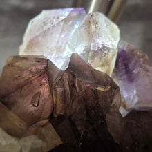 Load image into Gallery viewer, Amethyst on Quartz with Enhydro Cluster Display (Mogok, Myanmar) – 缅甸抹谷天然紫水晶共生石英水胆水晶簇矿物摆件
