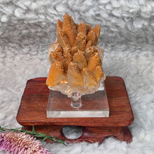 Load image into Gallery viewer, Clear Dogtooth Calcite with Brown Calcite (Secondary Growth) Specimen – 透明犬牙方解石伴褐色次生方解石标本
