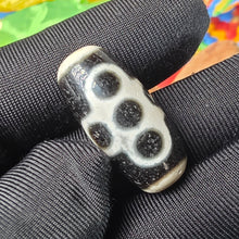 Load image into Gallery viewer, Thunder 5-Eyed Dzi Bead – 闪电五眼天珠
