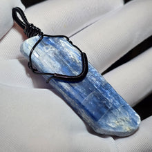 Load image into Gallery viewer, Raw Kyanite with Black Wire Wrapped Pendant – 黑色绕线天然蓝晶石原石吊坠
