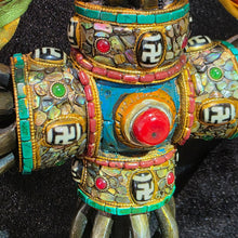 Load image into Gallery viewer, Tibetan Crossed Vajra (Dorje) with Medicine Buddha Display – 十字金刚杵药师佛摆件
