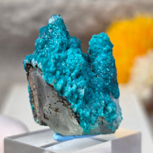 Load image into Gallery viewer, Blue Chrysocolla on Quartz Display (Peru) – 秘鲁蓝硅孔雀石共生石英摆件
