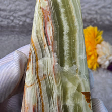 Load image into Gallery viewer, Green Onyx Tower Display – 绿色玛瑙塔摆件
