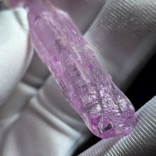 Load image into Gallery viewer, Raw Pink Kunzite Wire Wrapped Pendant (Mozambique) – 莫桑比克天然粉色锂辉石绕线吊坠
