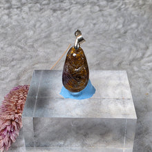 Load image into Gallery viewer, Cacoxenite Fox Pendant – 紫钛晶狐狸吊坠

