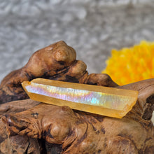Load image into Gallery viewer, Iridescent Golden Healer Lemurian Seed (Colombia) – 哥伦比亚天然彩虹黄金疗愈师雷姆利亚种子水晶
