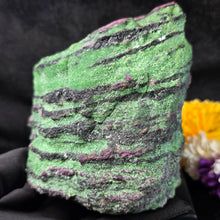 Load image into Gallery viewer, Raw Ruby Zoisite Display (Tanzania) – 坦桑尼亚天然红宝石黝帘石摆件
