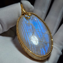 Load image into Gallery viewer, Blue Sheen Moonstone Wire Wrapped Pendant – 蓝光月光石绕线吊坠
