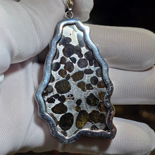 Load image into Gallery viewer, Pallasite Meteorite Pendant – 橄榄陨石吊坠
