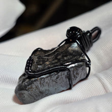 Load image into Gallery viewer, Raw Hematite Wire Wrapped Pendant – 天然赤铁矿绕线吊坠
