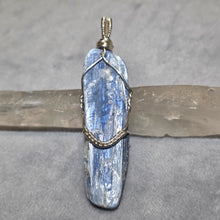 Load image into Gallery viewer, Raw Kyanite Wire Wrapped Pendant – 天然蓝晶石原石绕线吊坠
