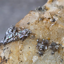 Load image into Gallery viewer, Quartz with Iron Oxide &amp; Siderite (Inner Mongolia, China) – 内蒙古天然石英铁氧化物菱铁矿标本
