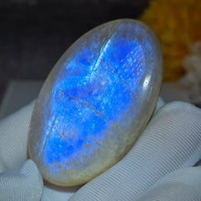 Load image into Gallery viewer, Rainbow Moonstone Palm Stone (Tanzania) – 坦桑尼亚彩虹月光石掌心石
