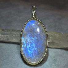 Load image into Gallery viewer, Blue Sheen Moonstone Wire Wrapped Pendant – 蓝光月光石绕线吊坠
