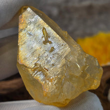 Load image into Gallery viewer, Iridescent Golden Healer Lemurian Seed (Colombia) – 哥伦比亚天然彩虹黄金疗愈师雷姆利亚种子水晶
