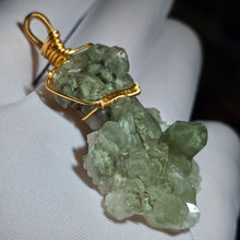 Load image into Gallery viewer, Green Phantom Mini Cluster Wire Wrapped Pendant – 绿幽灵迷你晶簇绕线吊坠
