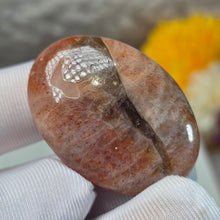 Load image into Gallery viewer, Strawberry Sunstone Palm Stone (Tanzania) – 坦桑尼亚草莓太阳石掌心石
