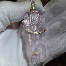 Load image into Gallery viewer, Raw Pink Kunzite Wire Wrapped Pendant (Mozambique) – 莫桑比克天然粉色锂辉石绕线吊坠
