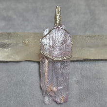 Load image into Gallery viewer, Raw Pink Kunzite Wire Wrapped Pendant (Mozambique) – 莫桑比克天然粉色锂辉石绕线吊坠
